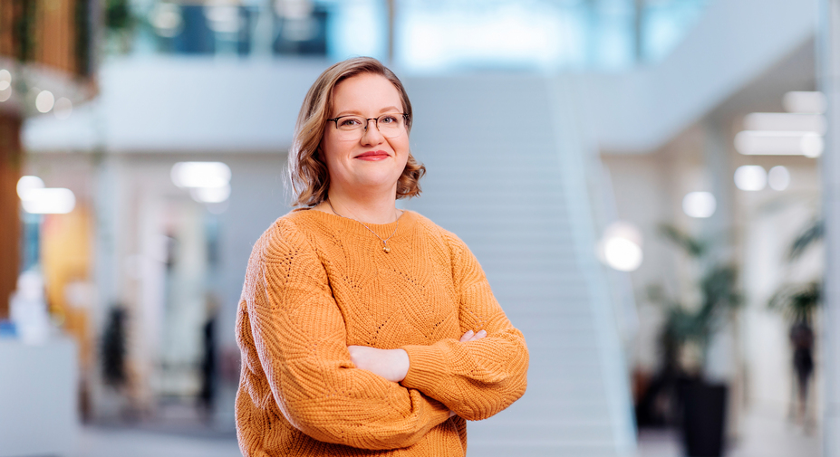 Insinööri valoisan toimiston aulassa kädet puuskassa.
