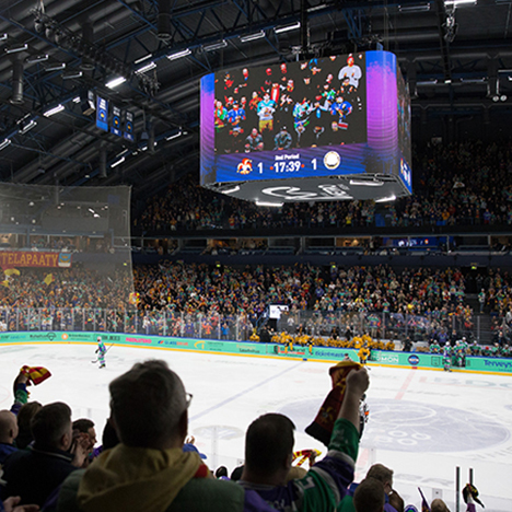 Ihmisiä jääkiekkokatsomossa Mestis-ottelussa.
