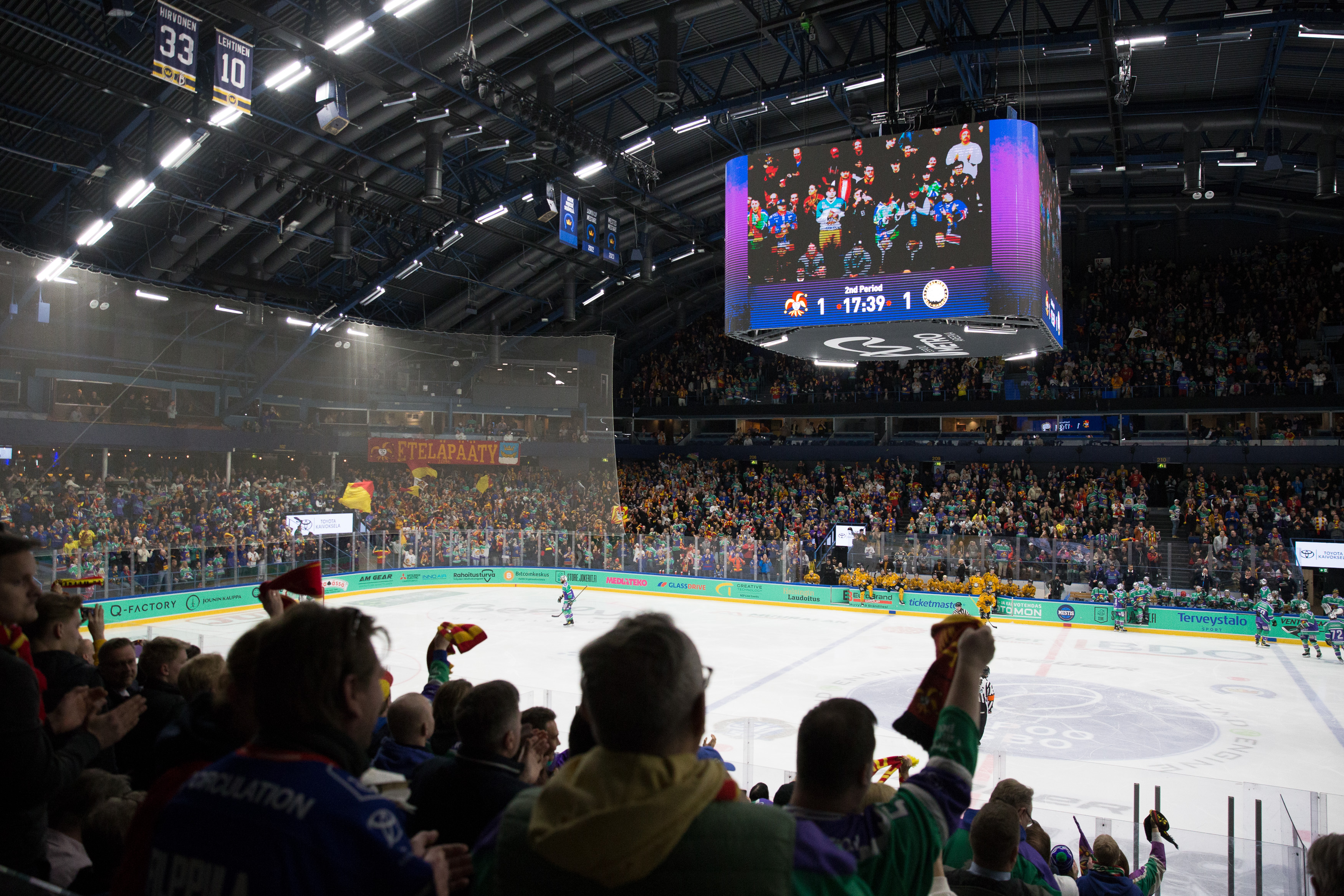 Ihmisiä jääkiekkokatsomossa Mestis-ottelussa.