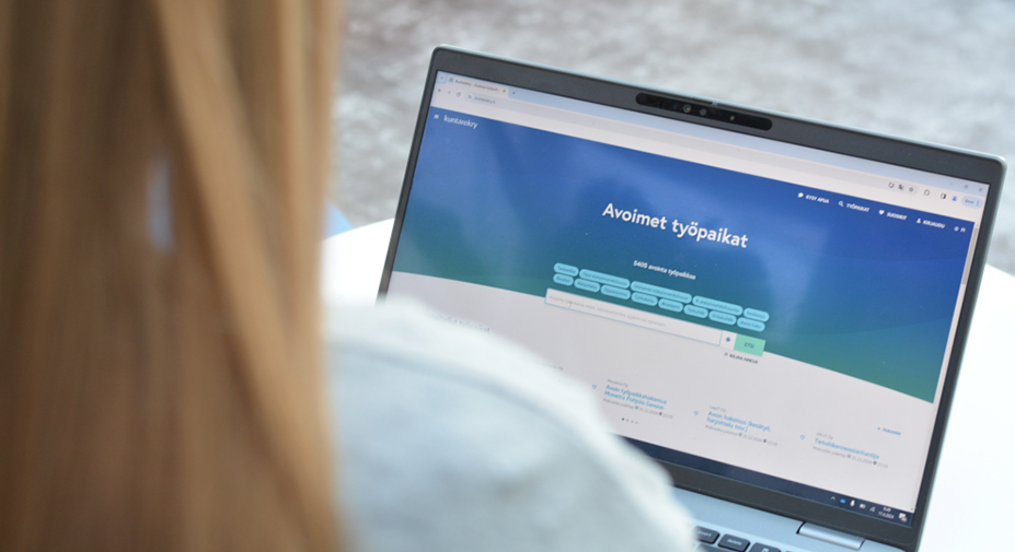 Tietokoneen ruutu, jossa näkyy kuntarekry.fi-palvelun etusivu.