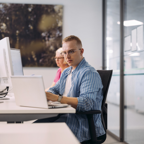 Insinööri työskentelee koneella
