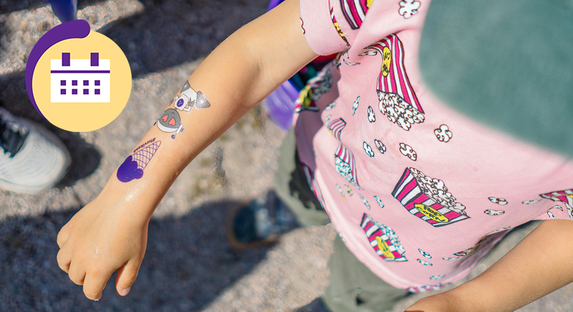 
Lapsi esittelee tatuointeja kädessään