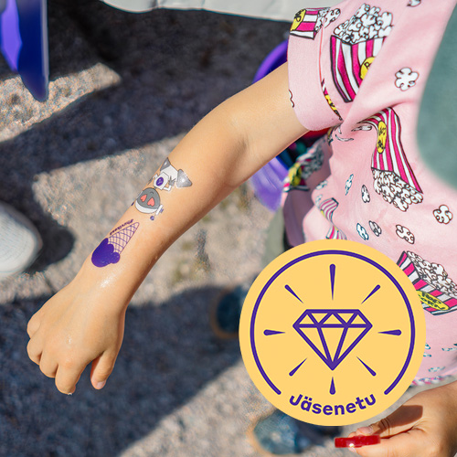 Lapsi esittelee tatuointeja kädessään