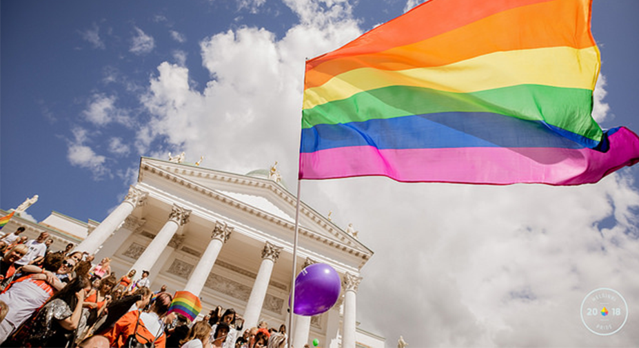 Helsinki Pride -kulkue Senaatintorilla.