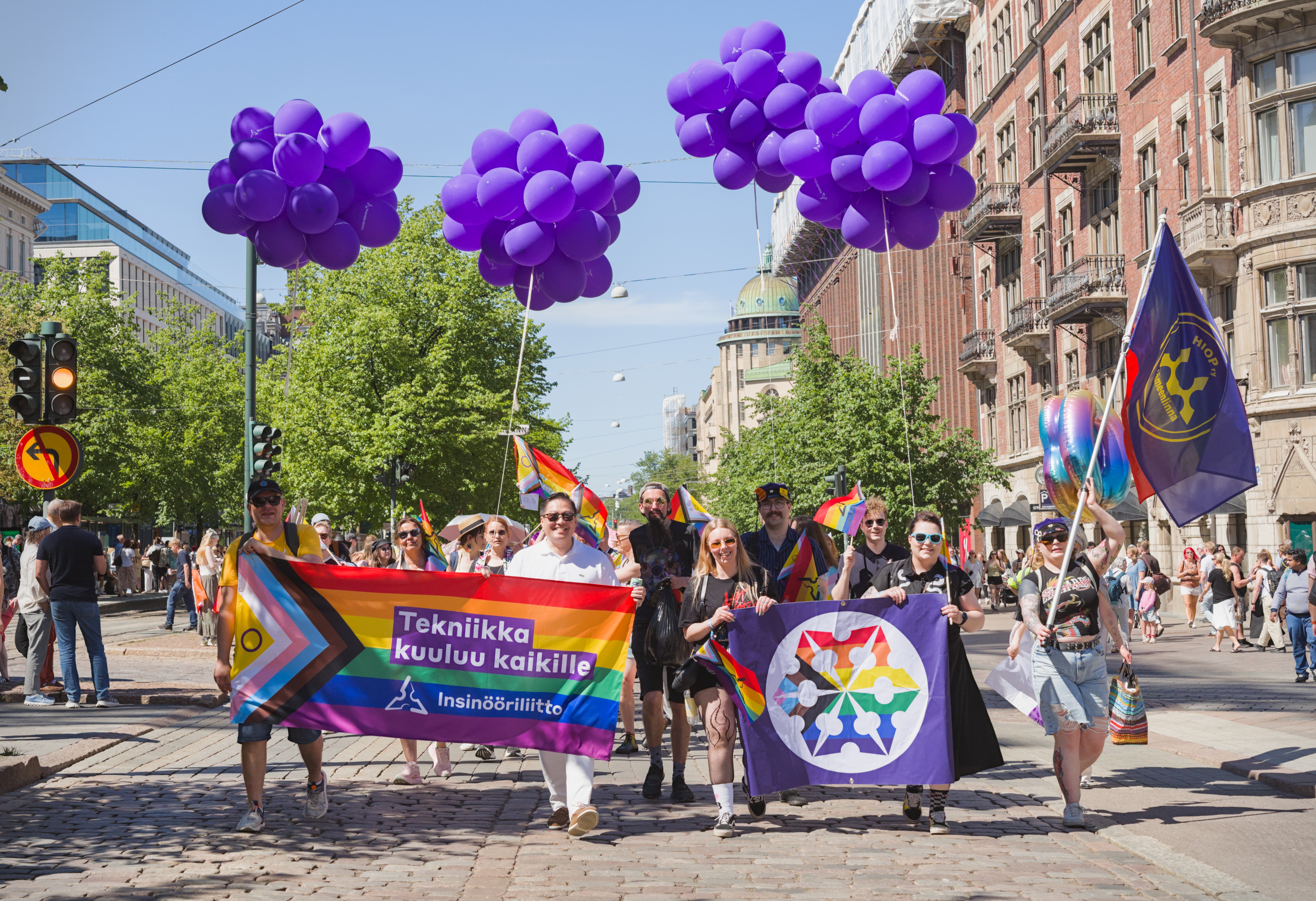 Insinööriliitto Helsinki Pride -marssissa 2026.
