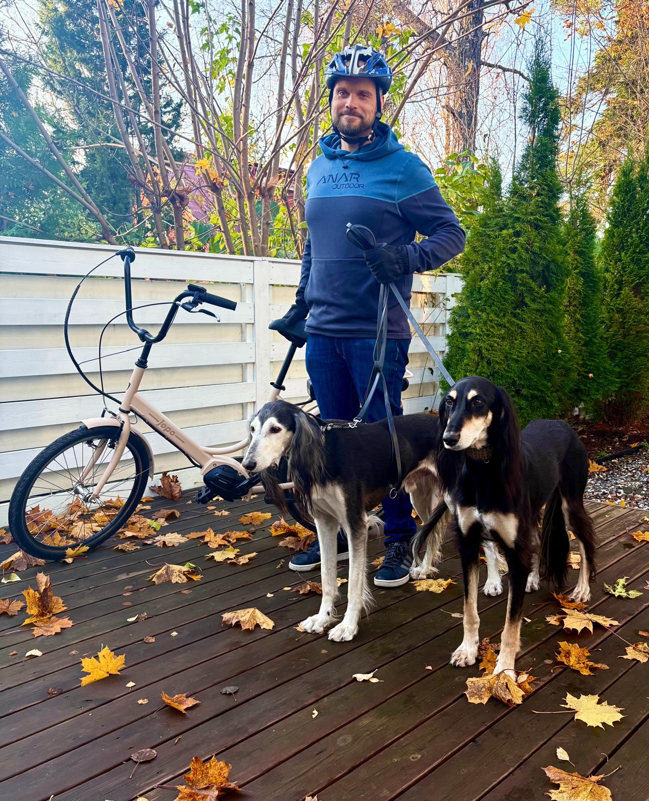 Veloinssi-arvonnan voittajaa esittelee voittopyöräänsä.