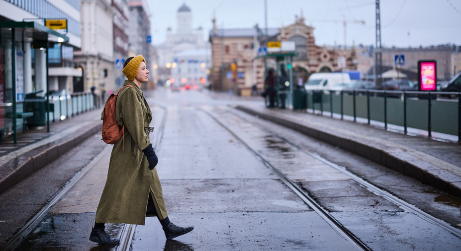 Insinööriliiton juristi Tiina Kauppila Helsingin kadulla
